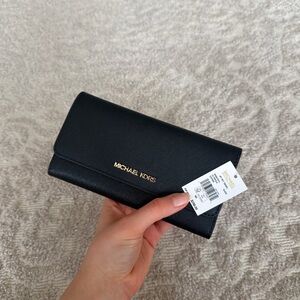 Michael Kors Jet Set Travel Large Trifold Leather Wallet - Black
BRAND NEW / NWT